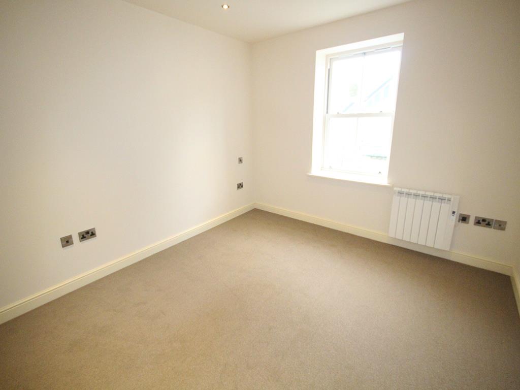 2 bedroom above shop apartment To Let in Barnoldswick - 2016-01-14 10.43.16.jpg